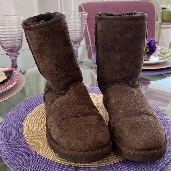 Pair of UGG boots with cleaning set—great condition - Picture 3 of 7